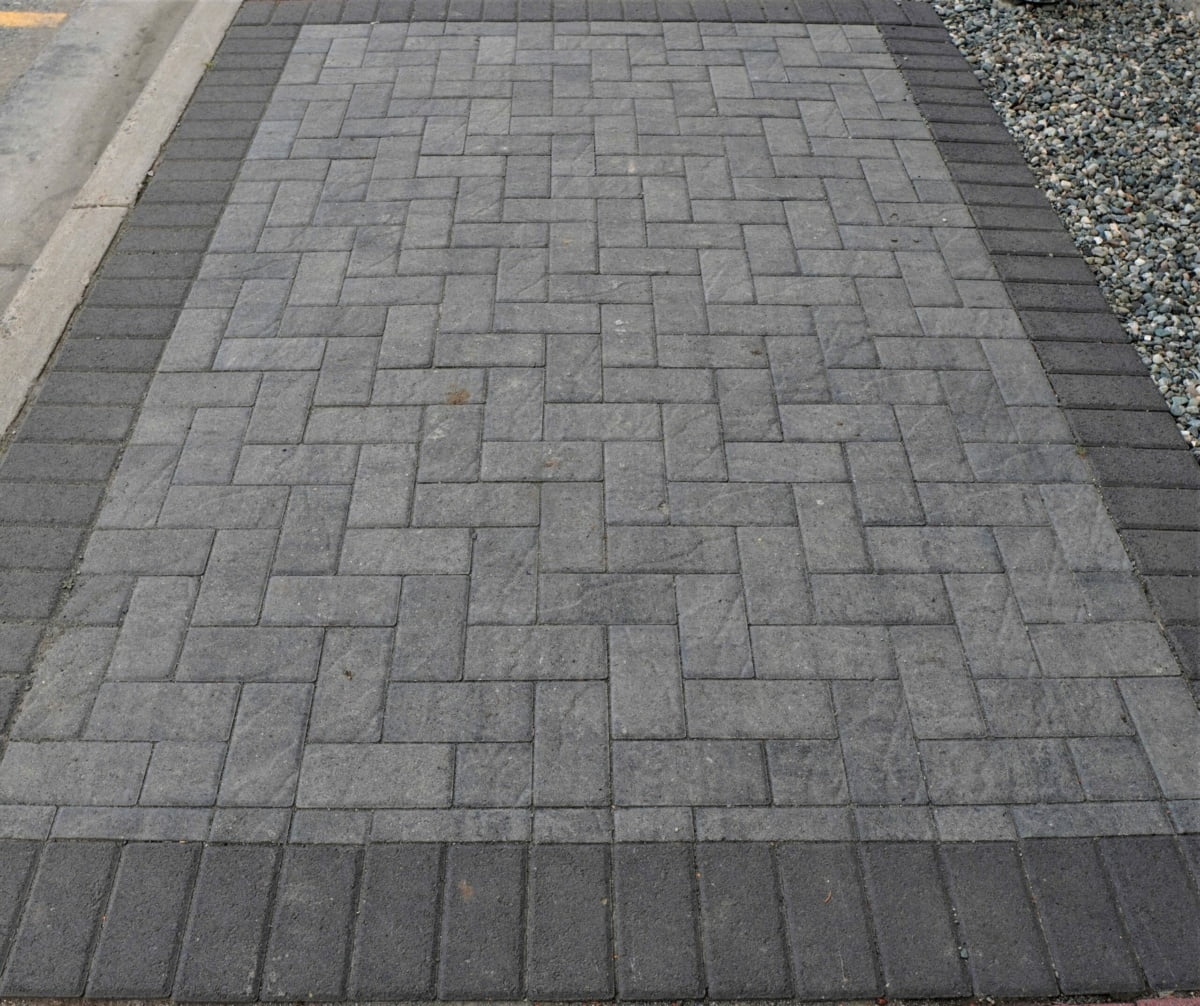 Holland Pavers: Textured Gray/ Black with Solid Black Edge